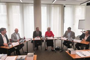 Pressekonferenz dwif-Betriebsvergleich Bayern (v.l.n.r.): Ronald Koch‑Monien, Dr. Johann Niggl, Frank‑Ulrich John, Angela Inselkammer, Dr. Bernhard Harrer und Heiko Rainer.