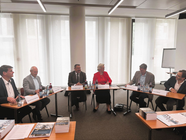 Pressekonferenz dwif-Betriebsvergleich Bayern (v.l.n.r.): Ronald Koch‑Monien, Dr. Johann Niggl, Frank‑Ulrich John, Angela Inselkammer, Dr. Bernhard Harrer und Heiko Rainer.